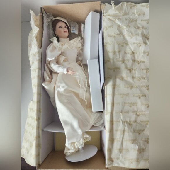 Ashton Drake Galleries | Bettys 1930s Wedding Dress Porcelain Doll w COA - Picture 6 of 9